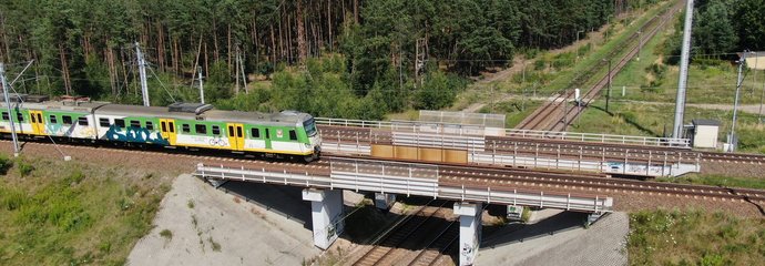 Czachówek, skrzyżowanie linii kolejowych nr 12 i nr 8, pociąg na torach fot. Paweł Mieszkowki PLK SA