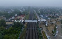 Konstrukcja wiaduktu w Pruszkowie na filarach nad torami, widać maszyny budowlane, fot. Ł.Bryłowski 