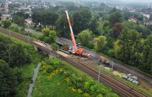 Most kolejowy w Częstochowie Gnaszyn widziany z lotu ptaka, na zdjęciu maszyny i prowadzone prace na obiekcie, fot. Stefan Moruś