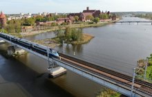 Pociąg przejeżdżający obok zamku w Malborku - fot. Damian Strzemkowski