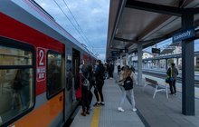 Podróżni wsiadają do pociągu na peronie w Szamotułach_fot.Łukasz Bryłkowski
