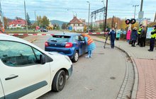 Samochody przed przejazdem kolejowo-drogowym, wręczanie ulotek kierowcom fot. Przemysław Zieliński PKP PLK