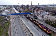 Widok z lotu ptaka na nowy peron w Ostrowcu Świętokrzyskim, w tle pociąg towarowy, fot. Piotr Hamarnik (1)