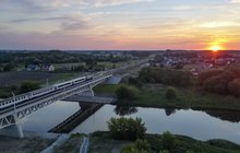 Most kolejowy z przejeżdżającym pociągiem we Wronkach - fot. Łukasz Bryłowski