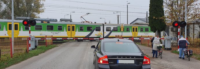 Przejazd kolejowo-drogowy w Teresinie szlaban sygnalizacja pociąg_fot. Karol Jakubowski PLK