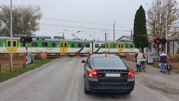 Przejazd kolejowo-drogowy w Teresinie szlaban sygnalizacja pociąg_fot. Karol Jakubowski PLK