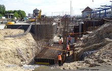 Robotnicy przy budowie wyjść z tunelu
