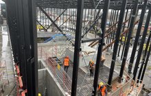 Widok z góry na robotników na stacji Warszawa Zachodnia; fot. Anna Znajewska-Pawluk