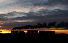 Pociąg na trasie na tle zachodzącego słońca; fot. Piotr Wojciechowski