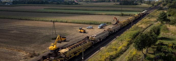 Prace na linii kolejowej Oleśnica - Kluczbork Prace na linii kolejowej Oleśnica - Kluczbork, na zdjęciu maszyny z lotu ptaka, fot. Łukasz Hachuła Polskie Linie Kolejowe