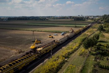 Prace na linii kolejowej Oleśnica - Kluczbork Prace na linii kolejowej Oleśnica - Kluczbork, na zdjęciu maszyny z lotu ptaka, fot. Łukasz Hachuła Polskie Linie Kolejowe