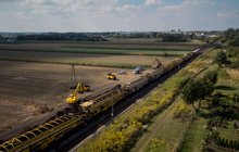Prace na linii kolejowej Oleśnica - Kluczbork, na zdjęciu maszyny z lotu ptaka, fot. Łukasz Hachuła Polskie Linie Kolejowe
