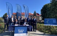 Przedstawiciele PLK SA i wykonawcy podpisują umowę na projekt linii kolejowej Janów Lubelski - Szastarka, fot. Anna Znajewska-Pawluk