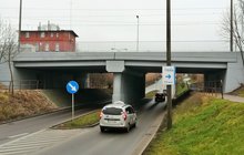 Zdjęcie przedstawia wyremontowany wiadukt kolejowy nad al. Kaliskiego w Bydgoszczy