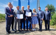 Przedstawiciele PLK SA i samorządu z podpisaną umową na zadanie z programu Kolej Plus w Bełchatowie; fot. Kamila Turel
