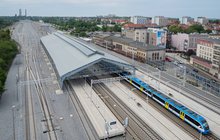 Stacja Bytom, hala peronowa, perony i pociąg z lotu ptaka, fot. Łukasz Hachuła, Polskie Linie Kolejowe (2)