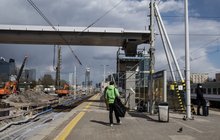 Widok na prace na stacji Warszawa Zachodnia i sylwetki podróżnych, fot. Izabela Miernikiewicz