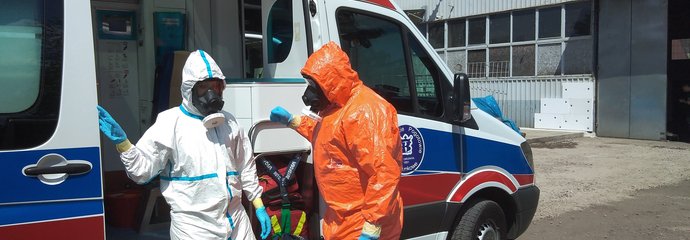 Źródło: Krakowskie Pogotowie Ratunkowe Ratownicy medyczni stojący przy ambulansie. Źródło: Krakowskie Pogotowie Ratunkowe