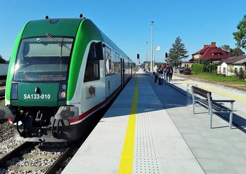 Podróżni wysiadają z pociągu w Niemojkach, fot. W. Milewski, PKP Polskie Linie Kolejowe S.A.