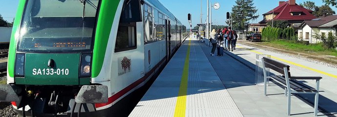 Podróżni wysiadają z pociągu w Niemojkach, fot. W. Milewski, PKP Polskie Linie Kolejowe S.A.