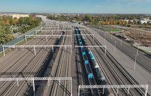 Stacja Ełk widok na tory towarowe stoją pociągi fot Paweł Chamera PKP Polskie Linie Kolejowe SA