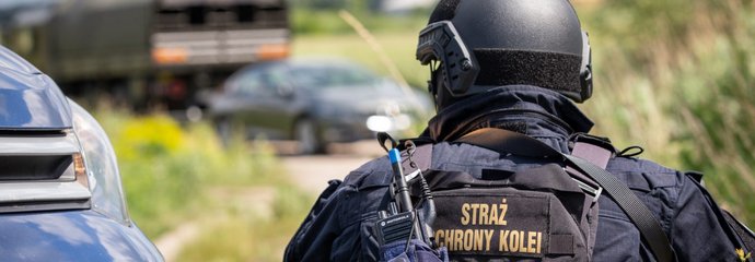 Funkcjonariusz Straży Ochrony Kolei podczas akcji. fot. SOK