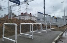 Nowe stojaki rowerowe przy peronie w Słupcy, w tle budynek dworca_fot.Radek Śledziński