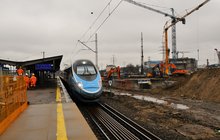 Pendolino przy peronie nr 5. Obok maszyny pracujące przy budowie