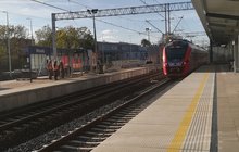 Prace na przebudowywanym peronie we Wronkach i pociąg odjeżdżający z nowego peronu, fot. Radek Śledziński