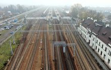 Widok z góry na tory na stacji w Łukowie i budynek dworca, fot. A.Lewandowski, P.Mieszkowski (2)