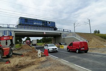 Próby obciążeniowe z wykorzystaniem lokomotywy na wiadukcie nad drogą po której jadą auta, fot. Marcin Tul