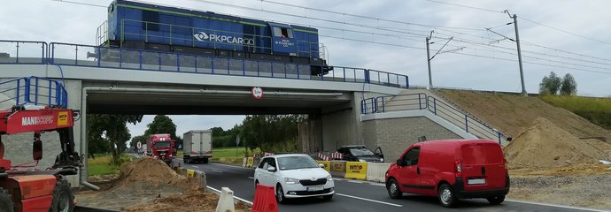 Próby obciążeniowe z wykorzystaniem lokomotywy na wiadukcie nad drogą po której jadą auta, fot. Marcin Tul