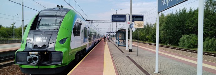 Stacja Ropczyce - na peronie są podróżni, obok stoi pociąg, fot. Joanna Niemiec (1)