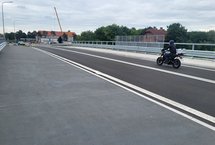 Motocykl i samochód na wiadukcie na ul. Golęcińskiej w Poznaniu, chodnik i jezdnia na pierwszym planie_fot.Radek Śledziński