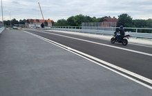 Motocykl i samochód na wiadukcie na ul. Golęcińskiej w Poznaniu, chodnik i jezdnia na pierwszym planie_fot.Radek Śledziński
