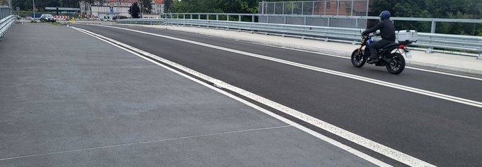 Motocykl i samochód na wiadukcie na ul. Golęcińskiej w Poznaniu, chodnik i jezdnia na pierwszym planie_fot.Radek Śledziński