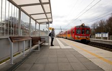 Podróżny i pociąg przy peronie przystanku Książki, fot. Łukasz Bryłowski PKP PLK