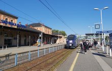 Stacja Bielsko-Biała, podróżni wsiadają do pociągu, fot. Katarzyna Głowacka