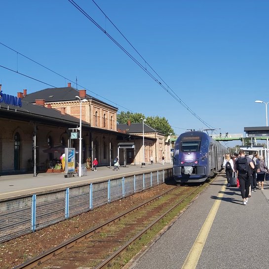 Stacja Bielsko-Biała, podróżni wsiadają do pociągu, fot. Katarzyna Głowacka