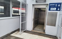 Winda na peronie w Słupcy, po lewej przejście podziemne i pociąg_fot.Radek Śledziński