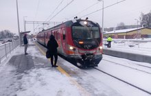 Wolbrom Zachodni - na peronie podróżny, obok stoi pociąg, fot. Arkadiusz Wojtuś (2)