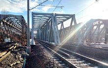 Nowy most w Przemyślu między elementami starej przeprawy, przez obiekt przejeżdża pociąg, fot, Krzysztof Próchnicki (3)