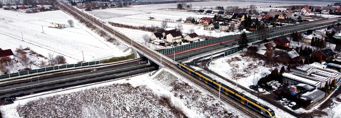 Widok z lotu ptaka na linię kolejową w rejonie ul. Czeczeńskiej w Krakowie, na torze pociąg regionalny, fot. Piotr Hamarnik