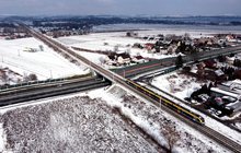 Widok z lotu ptaka na linię kolejową w rejonie ul. Czeczeńskiej w Krakowie, na torze pociąg regionalny, fot. Piotr Hamarnik