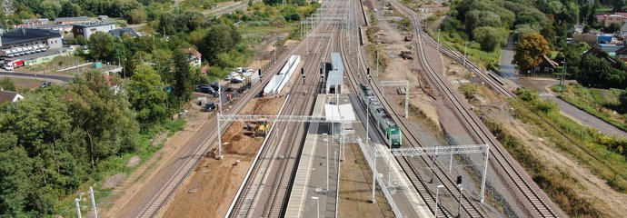 Przystanek Białystok Zielone Wzgórza Przystanek Białystok Zielone Wzgórza widok z drona jedzie pociąg fot Paweł Mieszkowski PKP Polskie Linie Kolejowe SA