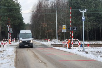 Auto na przejeździe we Włoszczowicach fot. Izabela Miernikiewicz