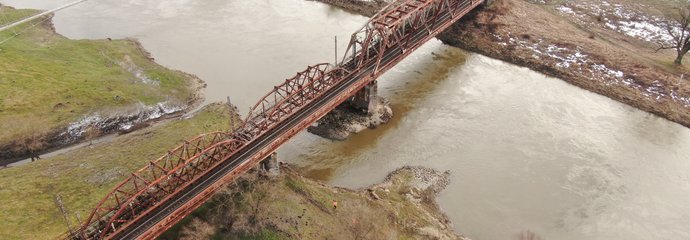 Most kolejowy w Brzegu Dolnym nad Odrą, widok z lotu ptaka, widać metalowe konstrukcje mostu, i tory linii kolejowej na szlaku Księginice – Brzeg Dolny