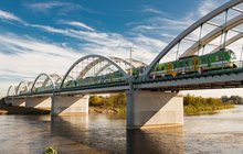 Most na Bugu. Przejeżdżający pociąg - fot. Szymon Grochowski