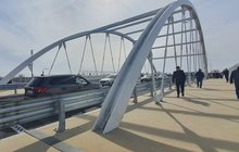 Otwarcie wiaduktu drogowego nad torami w Łowiczu, auta i piesi na obiekcie fot. Anna Jadaś PLK (3)