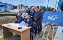 Podpisanie umowy w Swierzynie z udziałem Andrzeja Bittela wiceministra infrastrutkury i Ireneusza Merchel prezesa zarządu PLK SA fot. Radosław Śledziński (2)
